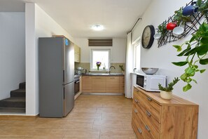 Fridge, microwave, oven, stovetop - House 2022/28729 (Istria - Liznjan), 1000m from the beach (Liznjan)