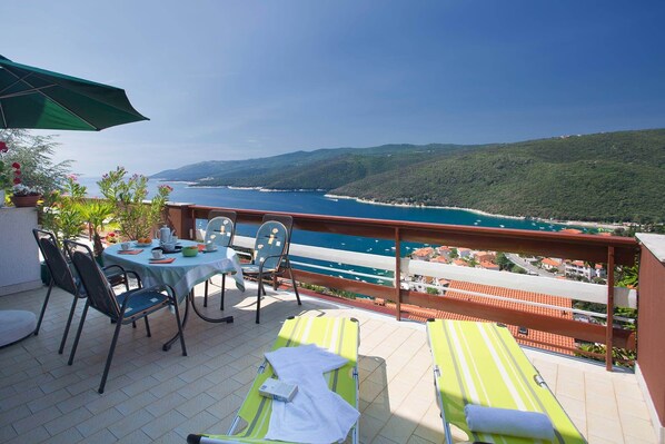 Outdoor dining - Apartment 2023/28731 (Istria - Rabac), 500m from the beach (Rabac)