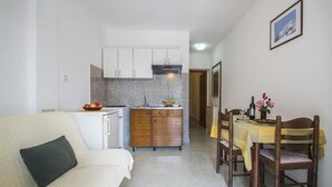 A compact living space with a kitchenette, a dining area, and a sofa. - Apartment 2024/28736 (Istria - Rabac), 1200m from the beach (Rabac)