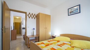A bedroom with a bed, a desk, and a wardrobe. - Apartment 2024/28743 (Istria - Rabac), 1200m from the beach (Rabac)