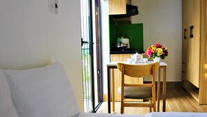 Habitación básica doble, vista a la ciudad | Servicio a la habitación