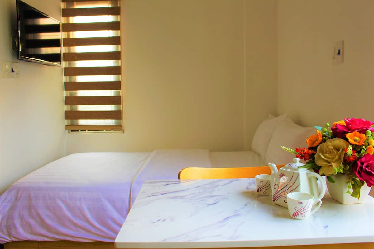 Kamar Double Basic, pemandangan kota | 1 kamar tidur, minibar, tirai kedap cahaya, dan setrika/meja setrika