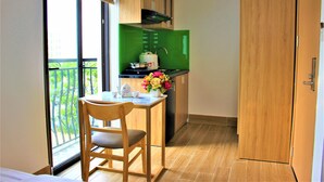 Habitación básica doble, vista a la ciudad | Servicio a la habitación