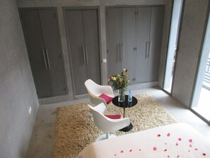 2 عدّة غرف نوم وأغطية فراش متميزة وستائر تعتيم ومكواة/لوح كي