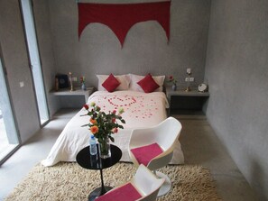 2 عدّة غرف نوم وأغطية فراش متميزة وستائر تعتيم ومكواة/لوح كي