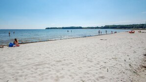 Une plage où l’on peut se baigner et se détendre.