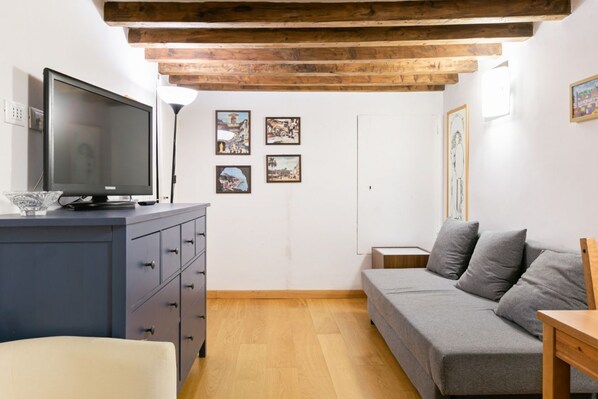 Living area - GuestHost - Comfortable and characteristic 55sqm apartment that can accommodate up to 4 people. Located on the mezzanine floor (two flights of stairs to access) of an ancient Florentine building, the apartment is located on the lower slope of Bardini Gar (Florence)