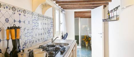 Mikrowelle, Herdplatte, Wasserkocher mit Kaffee-/Teezubehör, Toaster