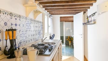 Micro-ondes, plaque de cuisson, cafetiĂšre/bouilloire, grille-pain