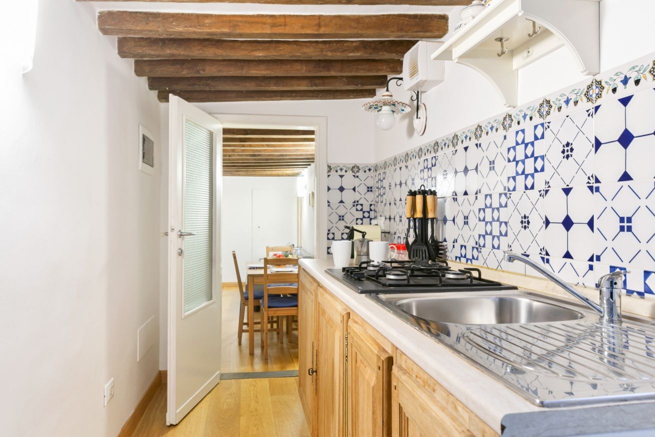 Micro-ondes, plaque de cuisson, cafetière/bouilloire, grille-pain