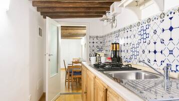 Micro-ondes, plaque de cuisson, cafetiĂšre/bouilloire, grille-pain