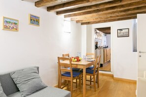Dining - GuestHost - Comfortable and characteristic 55sqm apartment that can accommodate up to 4 people. Located on the mezzanine floor (two flights of stairs to access) of an ancient Florentine building, the apartment is located on the lower slope of Bardini Gar (Florence)