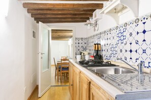 Mikrowelle, Herdplatte, Wasserkocher mit Kaffee-/Teezubehör, Toaster