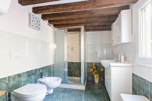 Shower, hair dryer, bidet - GuestHost - Comfortable and characteristic 55sqm apartment that can accommodate up to 4 people. Located on the mezzanine floor (two flights of stairs to access) of an ancient Florentine building, the apartment is located on the lower slope of Bardini Gar (Florence)