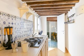 Micro-ondes, plaque de cuisson, cafetière/bouilloire, grille-pain