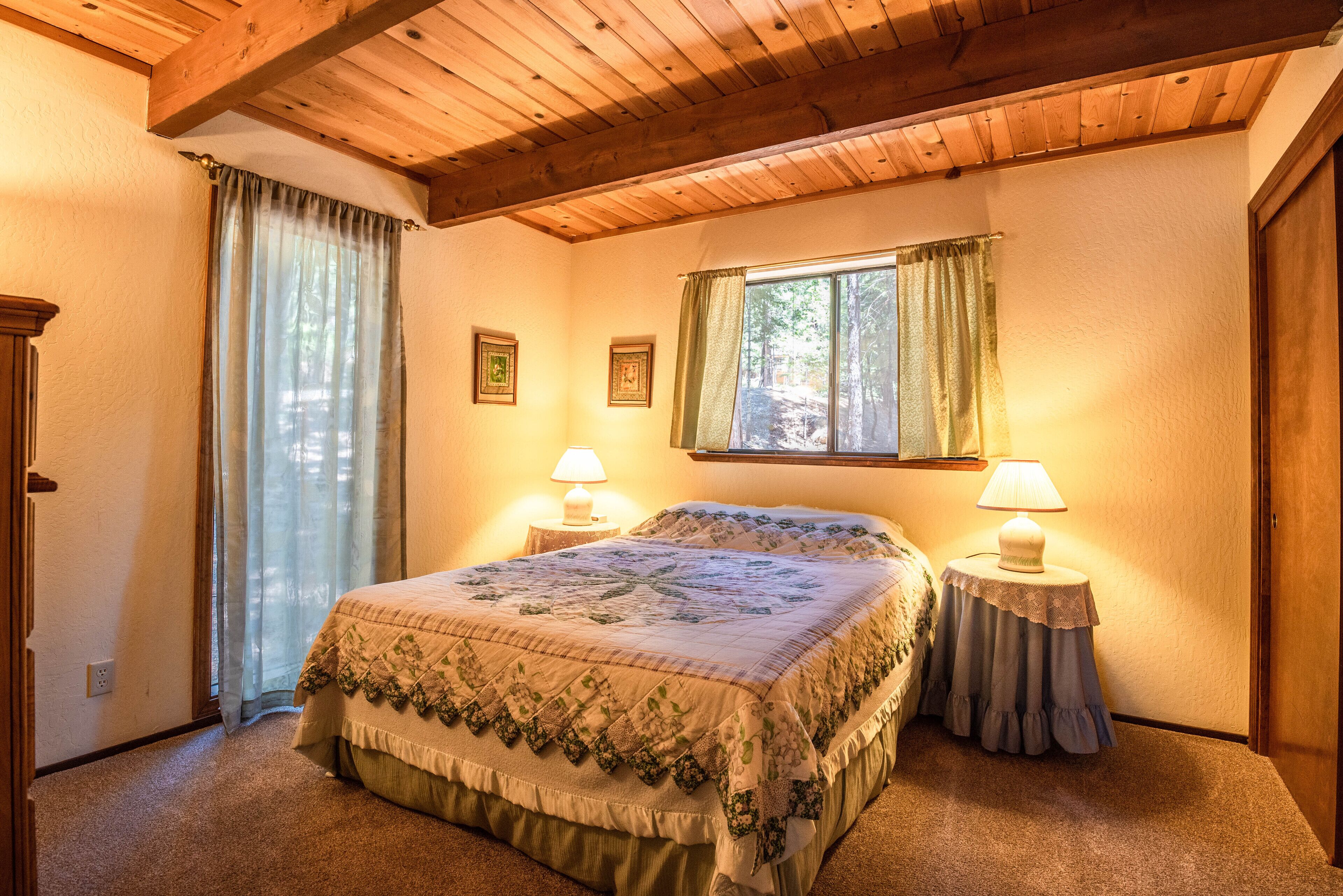 3 bedrooms, desk, WiFi (free), bed sheets