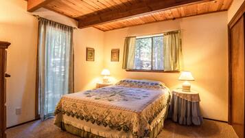 3 bedrooms, desk, WiFi (free), bed sheets