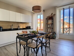 Kühlschrank, Mikrowelle, Ofen, Geschirrspüler