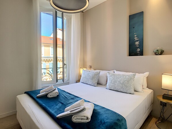 2 bedrooms, in-room safe, iron/ironing board