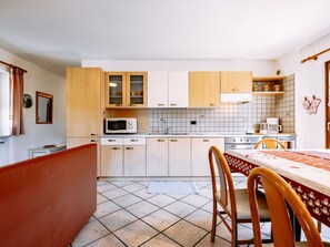 Micro-ondas, fogão, lava-louças, freezer