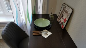 A dining table with a green plate, a wine glass, and cutlery. - Have your own privacy with total comfort at a very low price. (Kyiv)