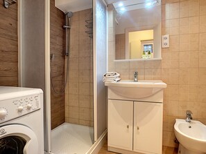 Shower, free toiletries, hair dryer