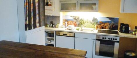 Frigorifero, piano cottura, lavastoviglie, macchina per tè/caffè