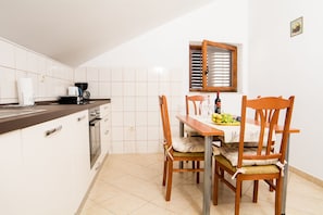 Appartement (Two Bedroom Apartment with Balcony) | Cuisine privée | Réfrigérateur, cafetiÚre/bouilloire, bouilloire électrique, chaise haute