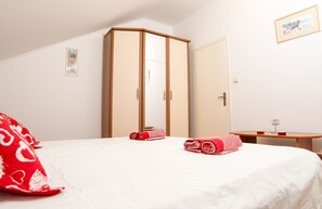 Appartement (Two Bedroom Apartment with Balcony) | 5 slaapkamers, een strijkplank/strijkijzer, reisbedje, gratis wifi