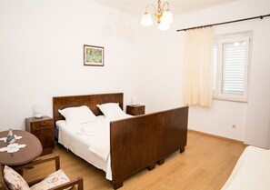 Apartemen (Three Bedroom Apartment with Patio) | 5 kamar tidur, setrika/meja setrika, tempat tidur bayi, dan Wi-Fi gratis