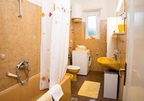 Appartement (Three Bedroom Apartment with Patio) | Badkamer | Een haardroger, een bidet, handdoeken, shampoo