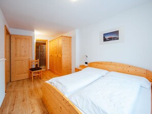 5 habitaciones, tabla de planchar con plancha y cuna de viaje 