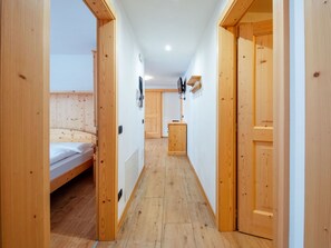 5 habitaciones, tabla de planchar con plancha y cuna de viaje 