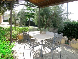 Outdoor dining - Nice apartment for 2 guests with WIFI, pool, TV, patio and pets allowed (Pastina)