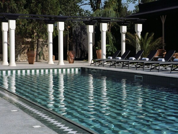 Kauden mukainen ulkouima-allas avoinna 8.00–22.00, aurinkotuoleja