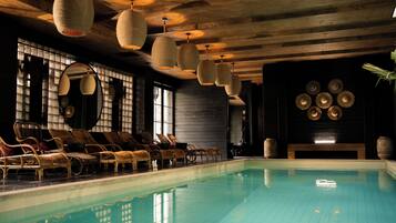 Una piscina al aire libre de temporada, sillones reclinables de piscina