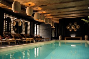 Una piscina al aire libre de temporada, sillones reclinables de piscina