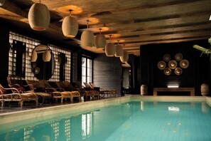 Seasonal outdoor pool, open 8:00 AM to 10:00 PM, pool loungers