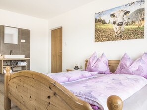 2 Schlafzimmer, Reisekinderbett