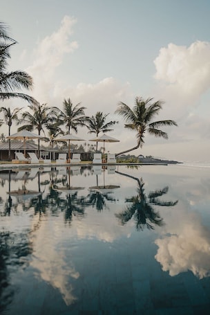 Una piscina al aire libre. Bali Beach Glamping