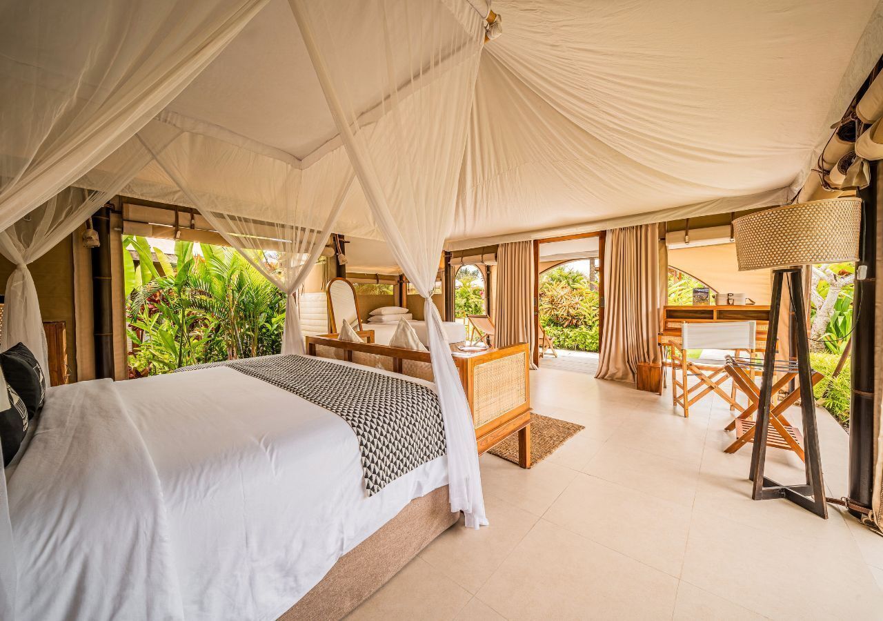 أسرّة بطبقة علوية مريحة وخزنة داخل الغرفة وستائر تعتيم ومكواة/لوح كي