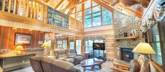 Big Kahuna Lodge 3 Bedroom Cabin by RedAwning