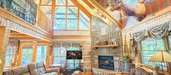 Big Kahuna Lodge 3 Bedroom Cabin by RedAwning