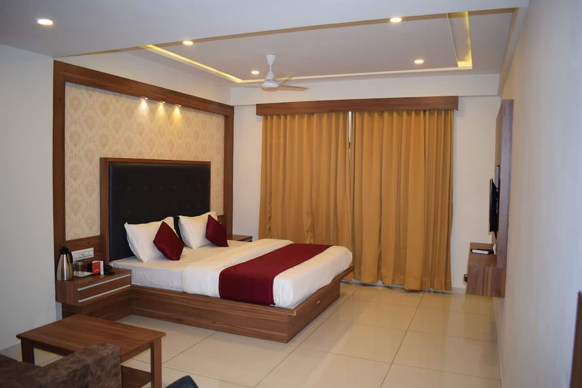 Una habitación de hotel moderna con una cama grande, un escritorio y una televisión.