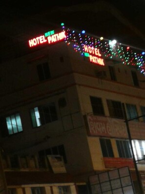 Majoituspaikan julkisivu illalla/yöllä