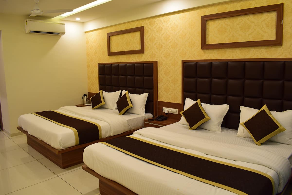 Deluxe Triple Room | Desk, free WiFi