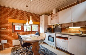 Refrigerador, parrilla de estufa y cafetera y tetera 