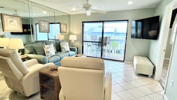 Apartment, 2Â Schlafzimmer | Wohnbereich | 30-Zoll-Fernseher mit Kabelempfang, Netflix, Hulu