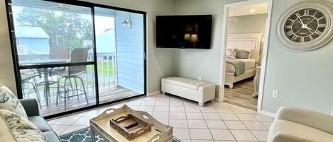 Lejlighed - 2 soveværelser | Opholdsområde | 30-tommers tv med kabelkanaler, Netflix, Hulu