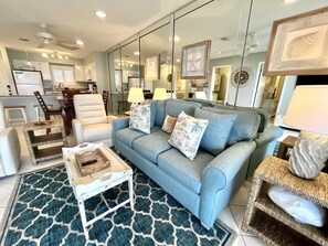 Condo, 2 habitaciones | Área de sala de estar | Televisión de 30 pulgadas con canales por cable, Netflix y Hulu 